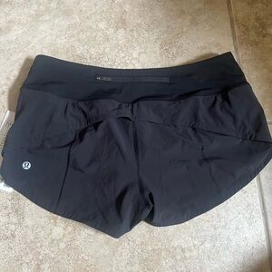 NWT Lululemon Black Speed Up 2.5 Shorts in Size 6